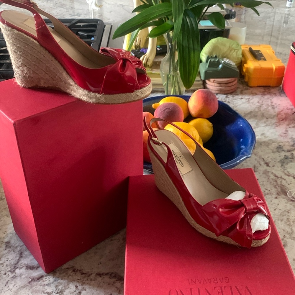 VALENTINO GARAVANI red patent wedge